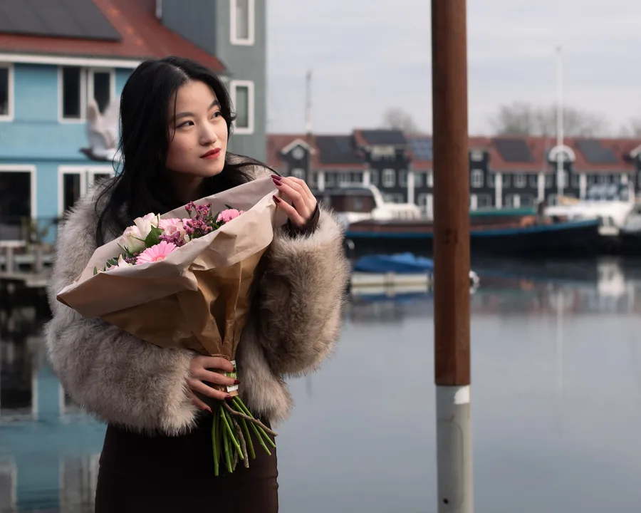Een rustig portret met het water op de achtergrond