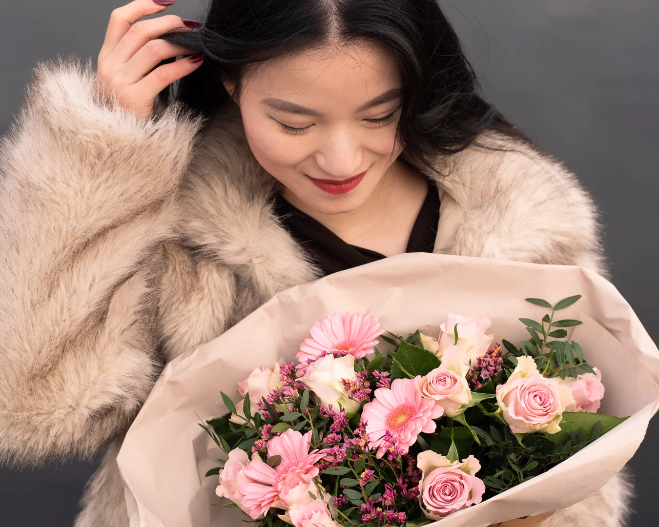 Een portret met een boeket roze bloemen voor Elegant Rose Nails