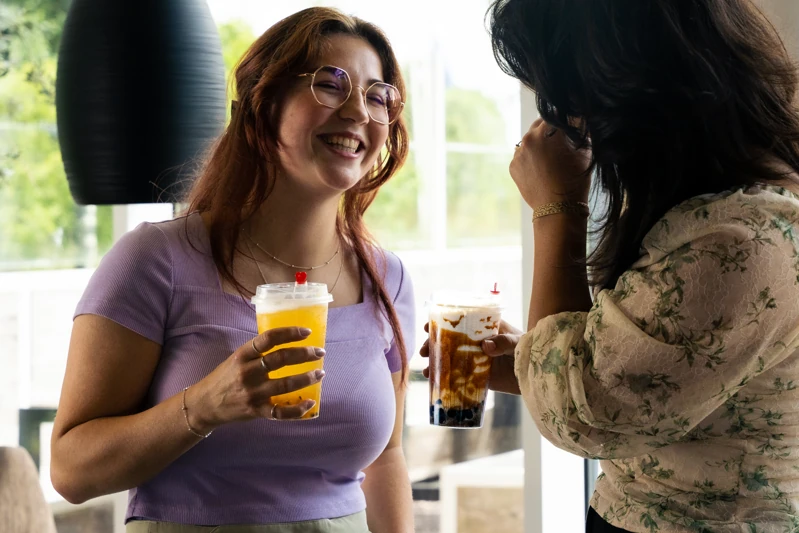 Twee vrouwen met bubble tea aan een tafel