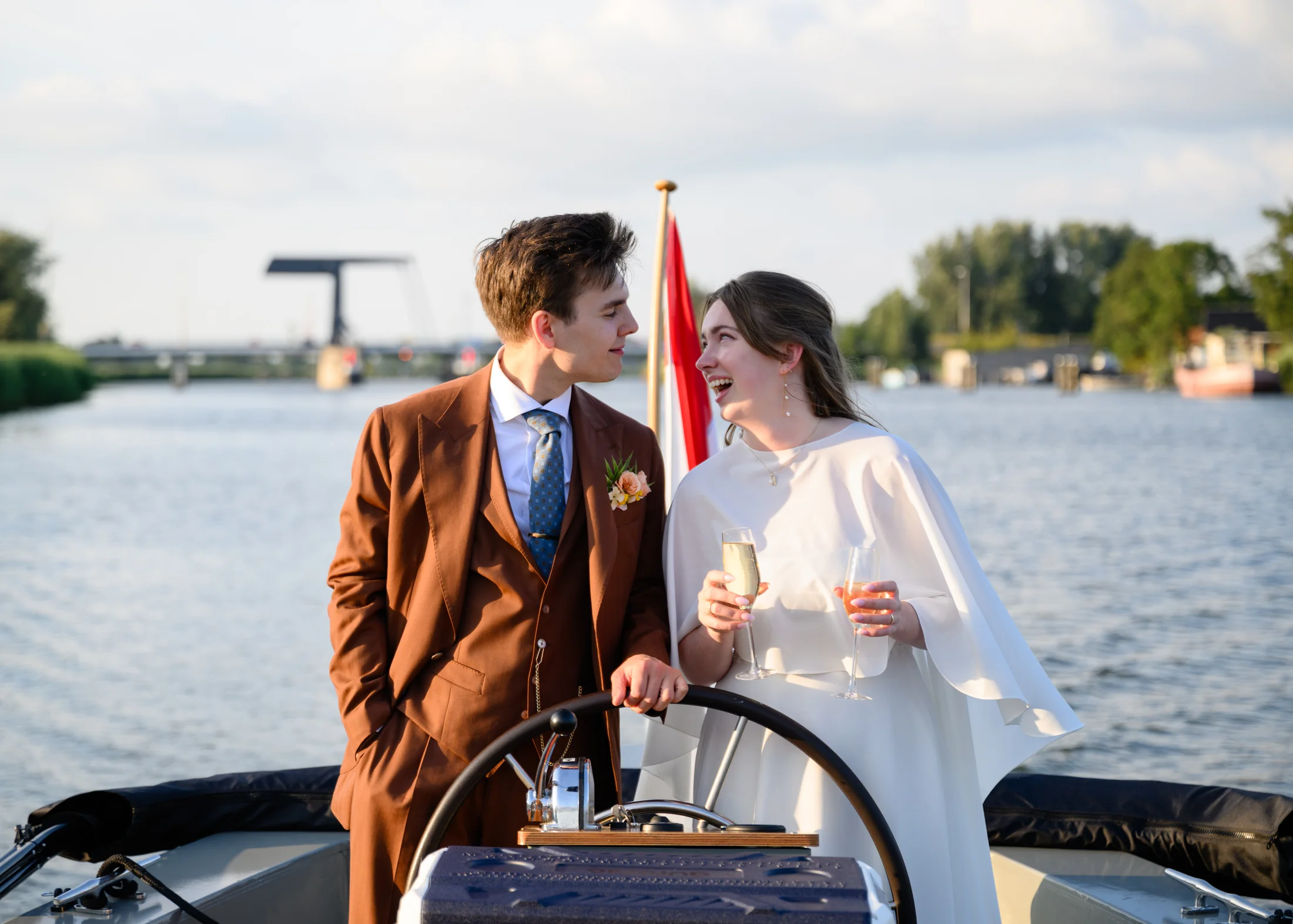Matthies en Yade samen op het water